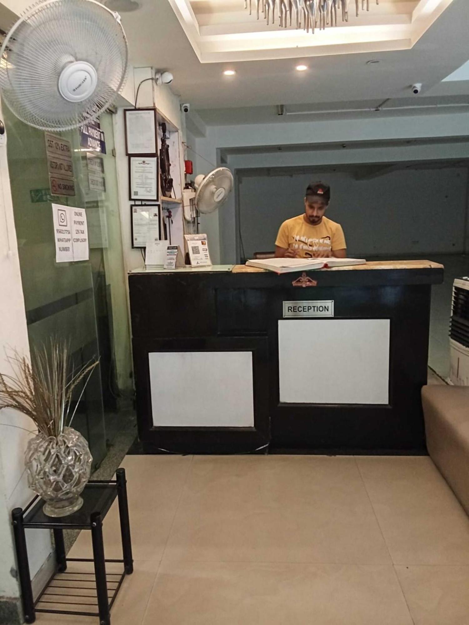 Hotel Paschim Vihar à Delhi  Extérieur photo