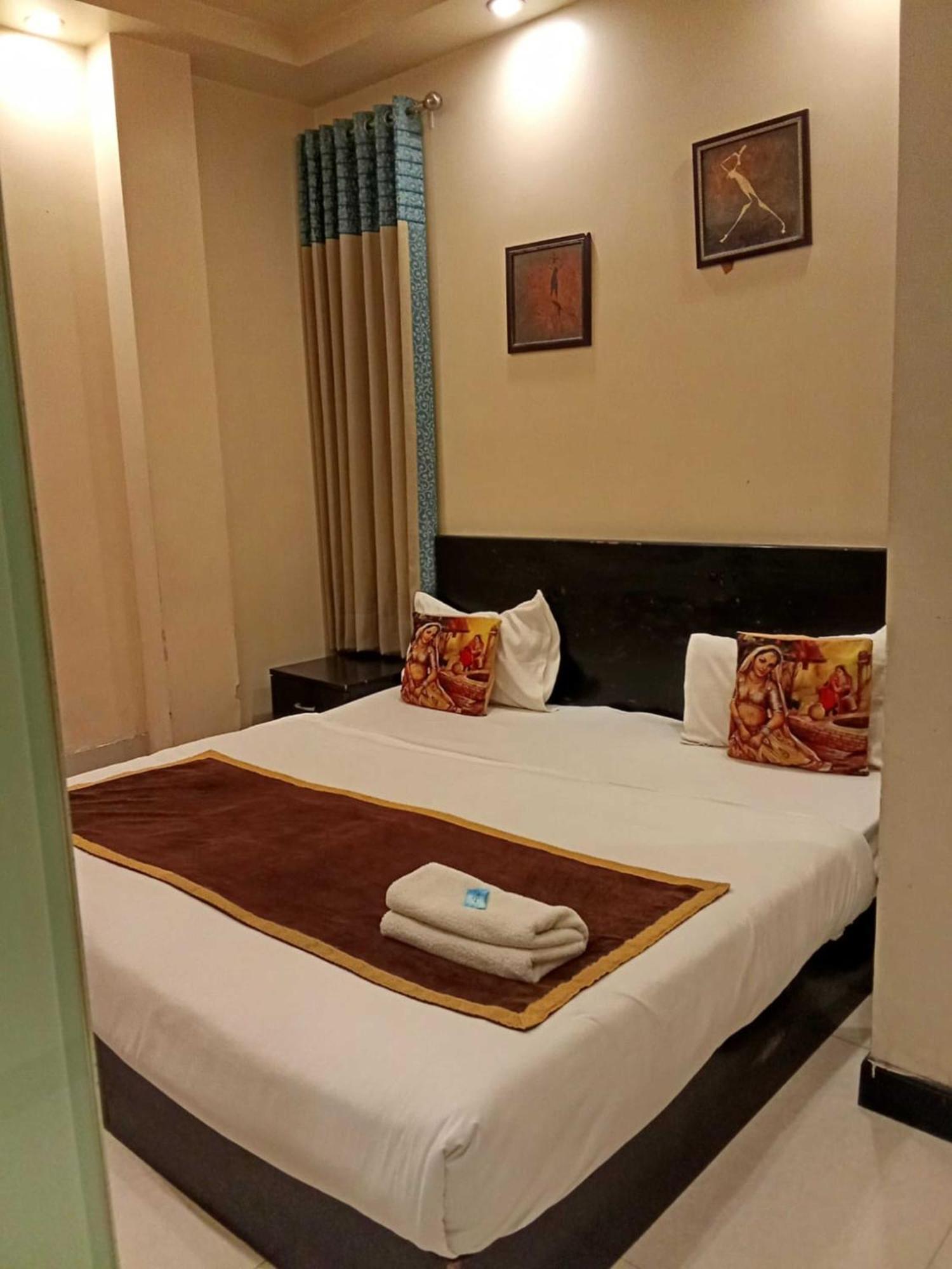 Hotel Paschim Vihar à Delhi  Extérieur photo