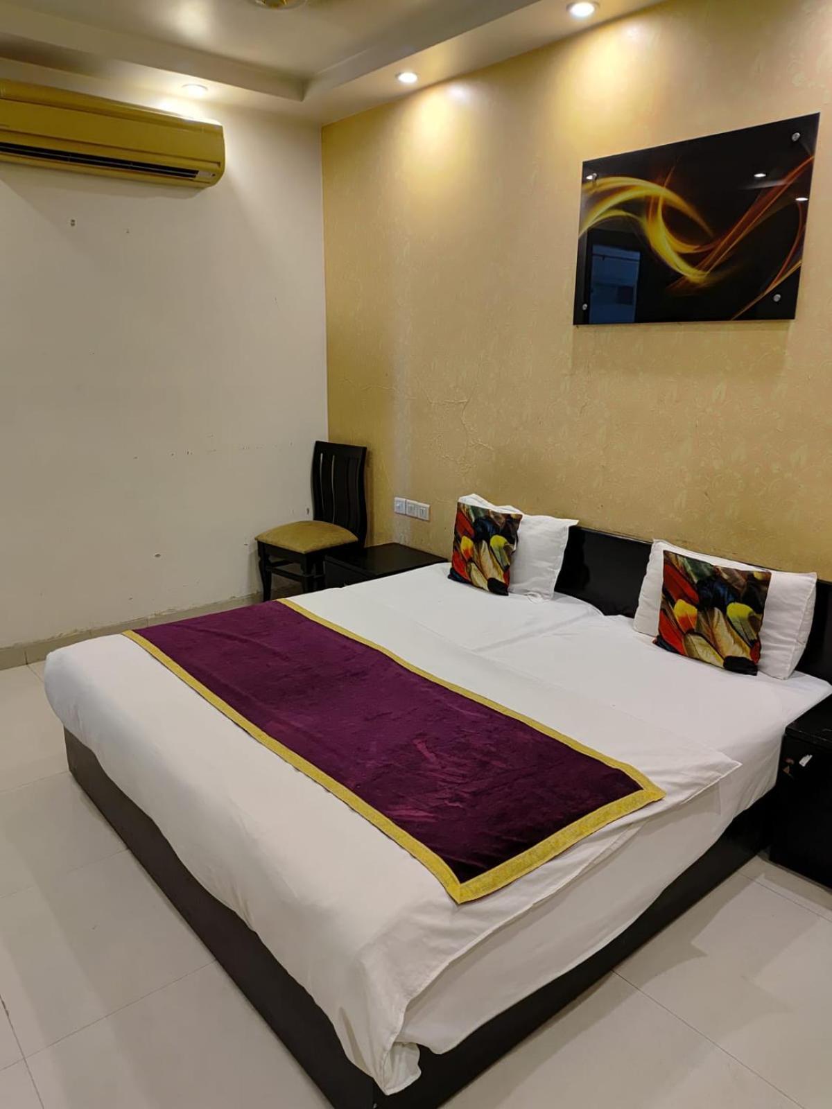 Hotel Paschim Vihar à Delhi  Extérieur photo